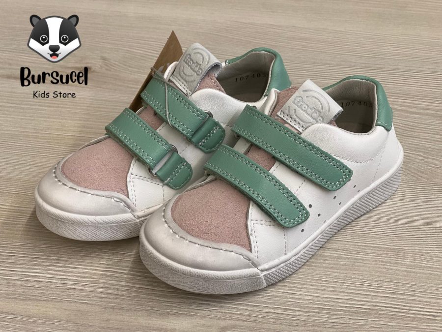 Pantofi/adidași Froddo cu velcro dublu. Culoare: alb/roz Inchidere: velcro dublu Partea superioară: Partea superioară din piele albă - fabricată din piele reciclată Căptușeală: piele naturală fără crom Branț: branț detașabil din microfibră antibacteriană Talpa exterioara: TR Fara crom VI.