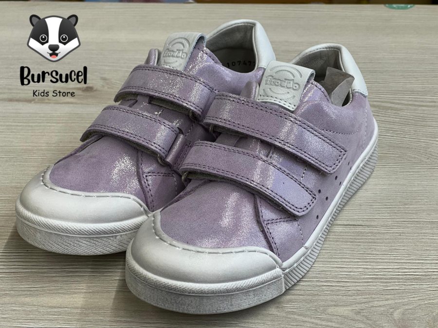 Pantofi/adidași Froddo cu velcro dublu. Culoare: alb/roz Inchidere: velcro dublu Partea superioară: Partea superioară din piele albă - fabricată din piele reciclată Căptușeală: piele naturală fără crom Branț: branț detașabil din microfibră antibacteriană Talpa exterioara: TR Fara crom VI.