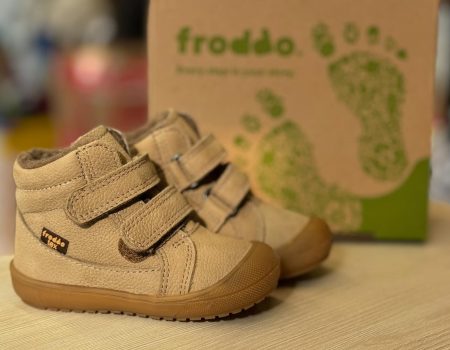 Ghetute impermeabile Froddo Culoare: taupe Închidere: închidere dublă Partea superioară: piele naturală (nubuck hidrofugă). Căptușeală: căptușeală din lână Brant: brant din lana Talpa exterioara: TR Fara crom VI. Fabricat în UE Produs și producție durabile Montare universală - reglabilă la toate lățimile picioarelor