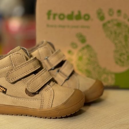 Ghetute impermeabile Froddo Culoare: taupe Închidere: închidere dublă Partea superioară: piele naturală (nubuck hidrofugă). Căptușeală: căptușeală din lână Brant: brant din lana Talpa exterioara: TR Fara crom VI. Fabricat în UE Produs și producție durabile Montare universală - reglabilă la toate lățimile picioarelor