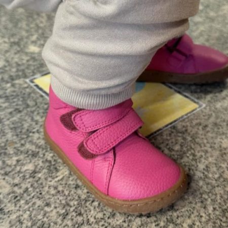 Botine Froddo barefoot cu izolație termică suplimentară Culoare: fucsia Partea superioară: piele naturală hidrofugă Căptușeală: căptușeală textilă Inchidere: velcro dublu FRODDO BAREFOOT: cutia mai lată pentru degete asigură stabilitate în timpul mersului, căderea călcâiului zero, talpă exterioară extra flexibilă, branț plat antibacterian detașabil, ultra ușoară și respirabilă Branț: branț detașabil din microfibră antibacteriană Talpa exterioara: TR - extra flexibila in toate directiile Montaj universal reglabil la toate lățimile picioarelor Produs și producție durabile