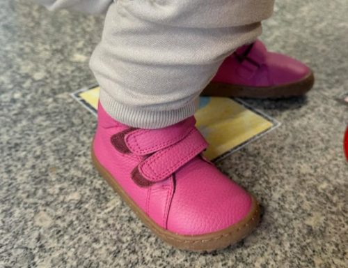 Botine Froddo barefoot cu izolație termică suplimentară Culoare: fucsia Partea superioară: piele naturală hidrofugă Căptușeală: căptușeală textilă Inchidere: velcro dublu FRODDO BAREFOOT: cutia mai lată pentru degete asigură stabilitate în timpul mersului, căderea călcâiului zero, talpă exterioară extra flexibilă, branț plat antibacterian detașabil, ultra ușoară și respirabilă Branț: branț detașabil din microfibră antibacteriană Talpa exterioara: TR - extra flexibila in toate directiile Montaj universal reglabil la toate lățimile picioarelor Produs și producție durabile