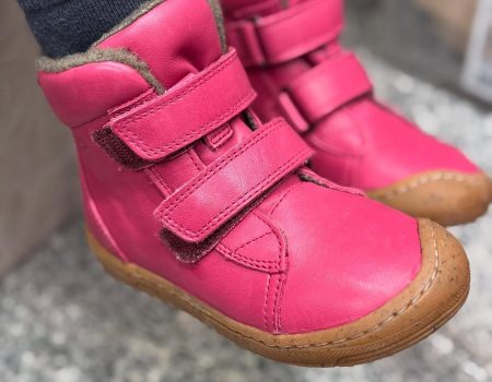 Botine căptușite cu lână Froddo Culoare: fucsia Inchidere: velcro dublu Partea superioară: piele naturală Căptușeală: căptușeală din lână Branț: branț din lână Talpa exterioara: cauciuc Extra flexibil Fara crom VI. Fabricat în UE Produs și producție durabile Latime pentru picioare inguste si medii