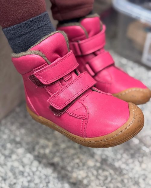 Botine căptușite cu lână Froddo Culoare: fucsia Inchidere: velcro dublu Partea superioară: piele naturală Căptușeală: căptușeală din lână Branț: branț din lână Talpa exterioara: cauciuc Extra flexibil Fara crom VI. Fabricat în UE Produs și producție durabile Latime pentru picioare inguste si medii