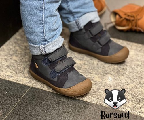 Ghetute impermeabile Froddo Culoare: albastru închis Inchidere: velcro dublu Partea superioară: piele naturală (nubuck hidrofugă). Căptușeală: căptușeală din lână Brant: brant din lana Talpa exterioara: TR Fara crom VI. Fabricat în UE Produs și producție durabile 