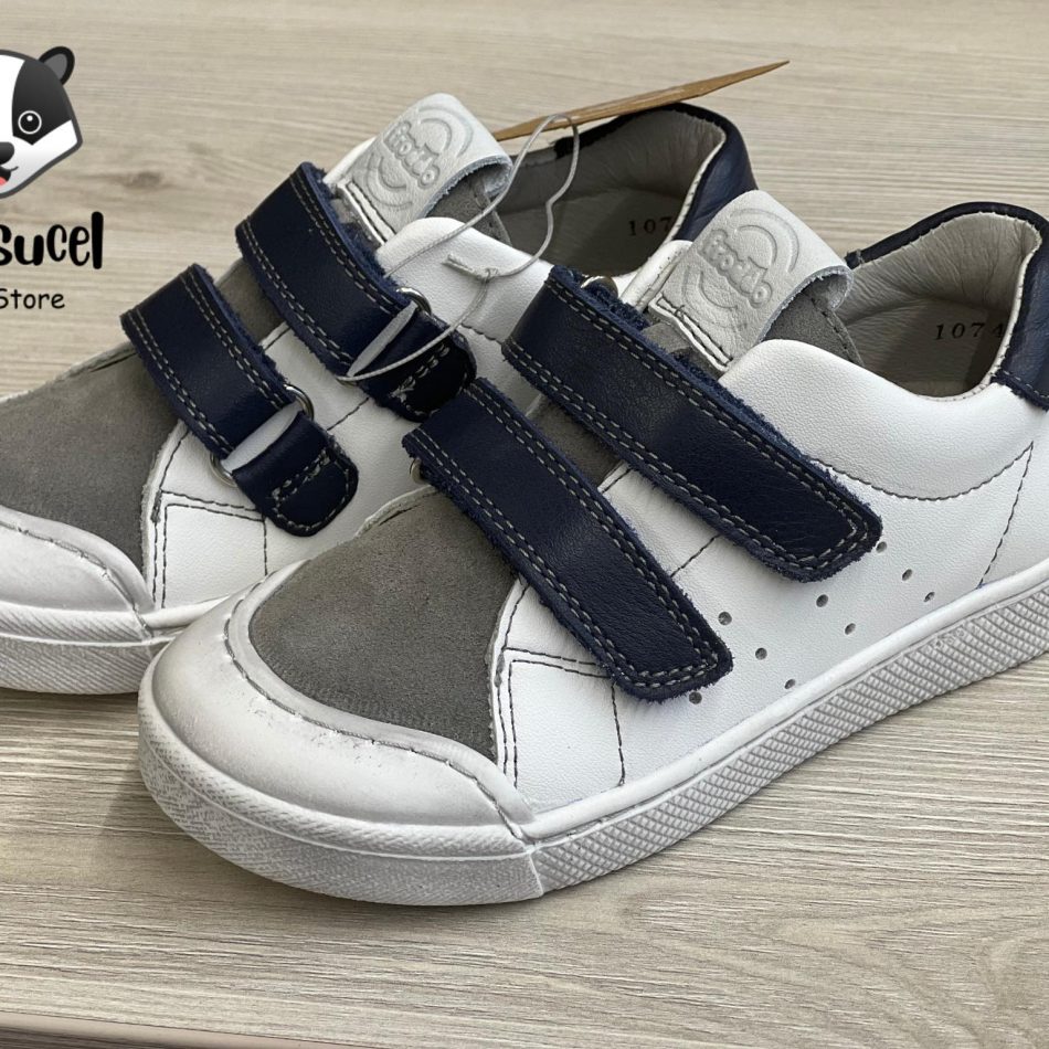 Pantofi/adidași Froddo cu velcro dublu. Culoare: alb/albastru Inchidere: velcro dublu Partea superioară: Partea superioară din piele albă - fabricată din piele reciclată Căptușeală: piele naturală fără crom Branț: branț detașabil din microfibră antibacteriană Talpa exterioara: TR Fara crom VI.