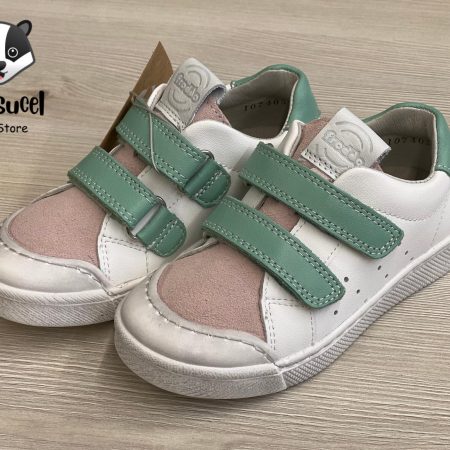 Pantofi/adidași Froddo cu velcro dublu. Culoare: alb/roz Inchidere: velcro dublu Partea superioară: Partea superioară din piele albă - fabricată din piele reciclată Căptușeală: piele naturală fără crom Branț: branț detașabil din microfibră antibacteriană Talpa exterioara: TR Fara crom VI.