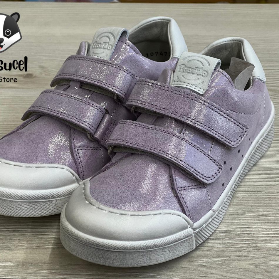 Pantofi/adidași Froddo cu velcro dublu. Culoare: alb/roz Inchidere: velcro dublu Partea superioară: Partea superioară din piele albă - fabricată din piele reciclată Căptușeală: piele naturală fără crom Branț: branț detașabil din microfibră antibacteriană Talpa exterioara: TR Fara crom VI.