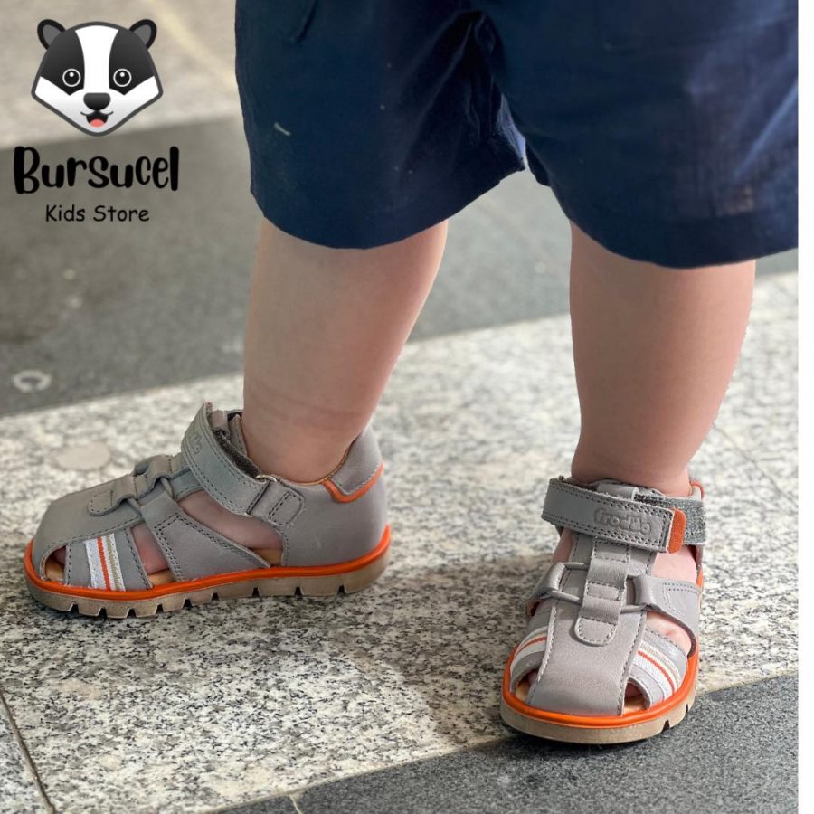 Froddo Boys sandale gri deschise cu vârf închis Culoare: gri deschis Inchidere: velcro si dantela elastica Partea superioară: piele naturală Captuseala: piele naturala Brant: piele naturala, forma anatomica Talpă exterioară: TR, talpă exterioară extra flexibilă Fara crom VI.