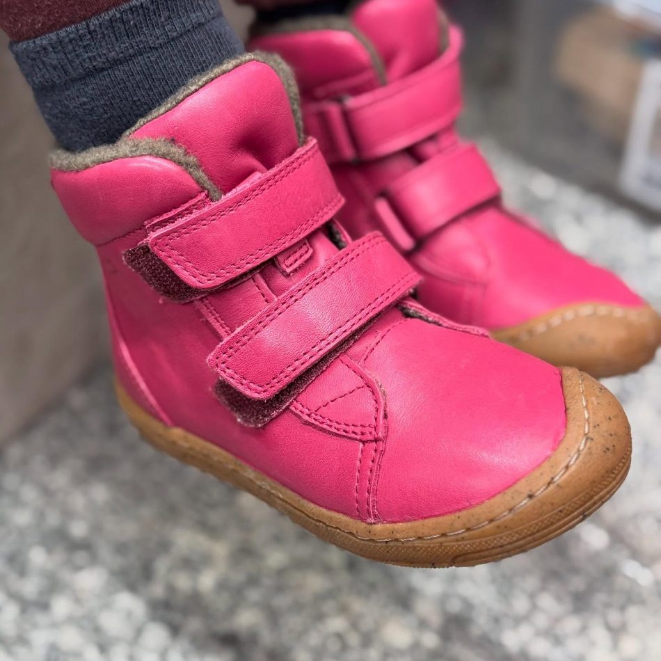 Botine căptușite cu lână Froddo Culoare: fucsia Inchidere: velcro dublu Partea superioară: piele naturală Căptușeală: căptușeală din lână Branț: branț din lână Talpa exterioara: cauciuc Extra flexibil Fara crom VI. Fabricat în UE Produs și producție durabile Latime pentru picioare inguste si medii